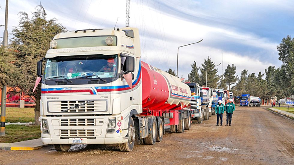 SUMINISTRO. Un convoy de camiones cisternas de YPFB, en el momento de su partida a los surtidores.