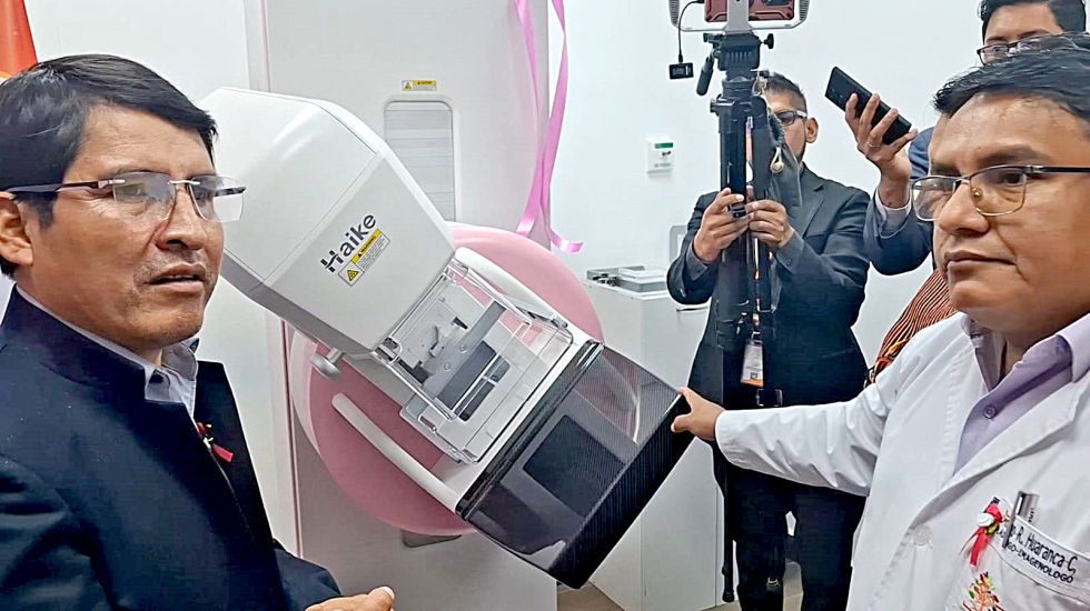 REFUERZO. El gobernador de Chuquisaca, Damián Condori, entregó el equipo de mamografía al Instituto Chuquisaqueño de Oncología (ICO).