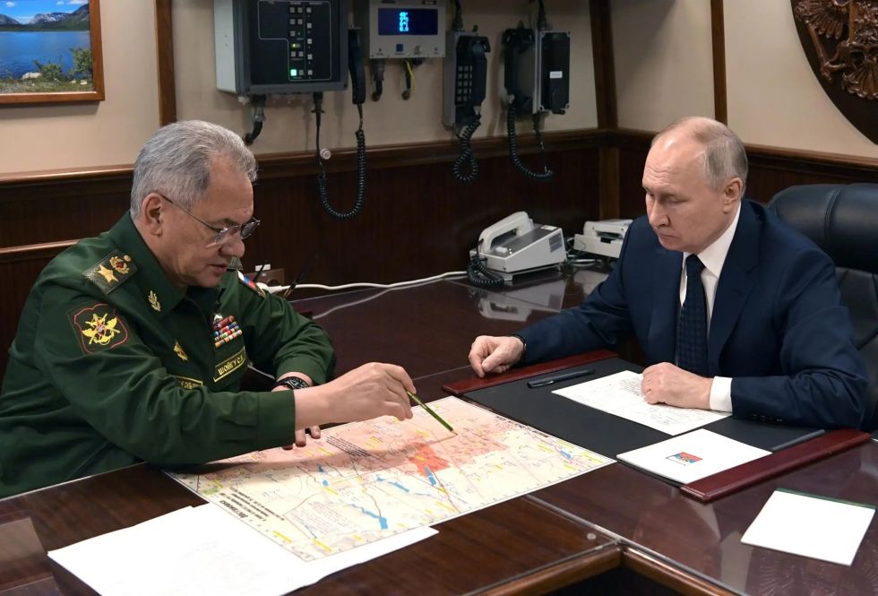 El secretario del Consejo de Seguridad ruso, Serguéi Shoigú, y el presidente Vladirmir Putin, en una imagen de archivo.