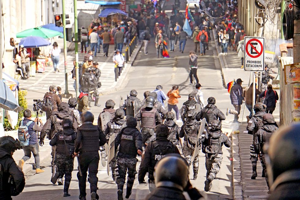 LA PAZ. Policía gasificó a militantes de Evo Pueblo que intentaron ingresar a la Plaza Murillo.
