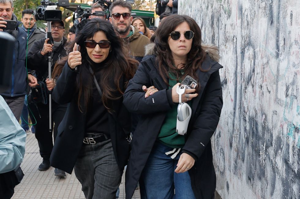 Las hijas de Diego Maradona, Gianina Maradona (i) y Dalma Maradona asisten al juicio por la muerte de su padre.