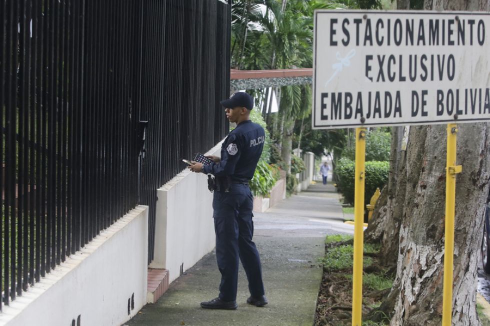 Un integrante de la Policía custodia la Embajada de Bolivia, en la Ciudad de Panamá (Panamá).