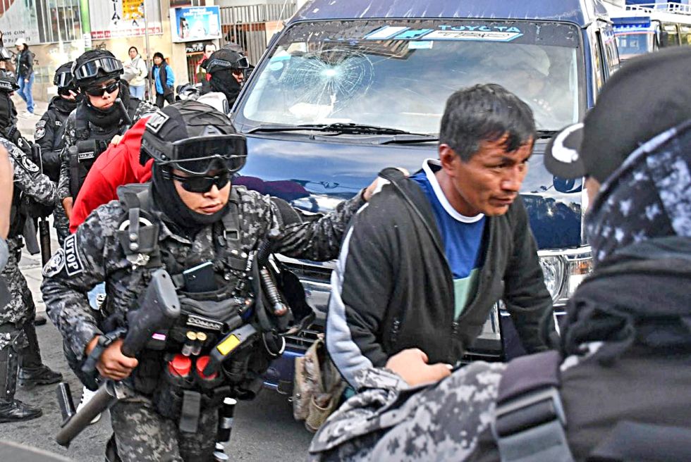 LA PAZ. Uno de los aprehendidos durante los choques entre ‘evistas’ y efectivos policiales.