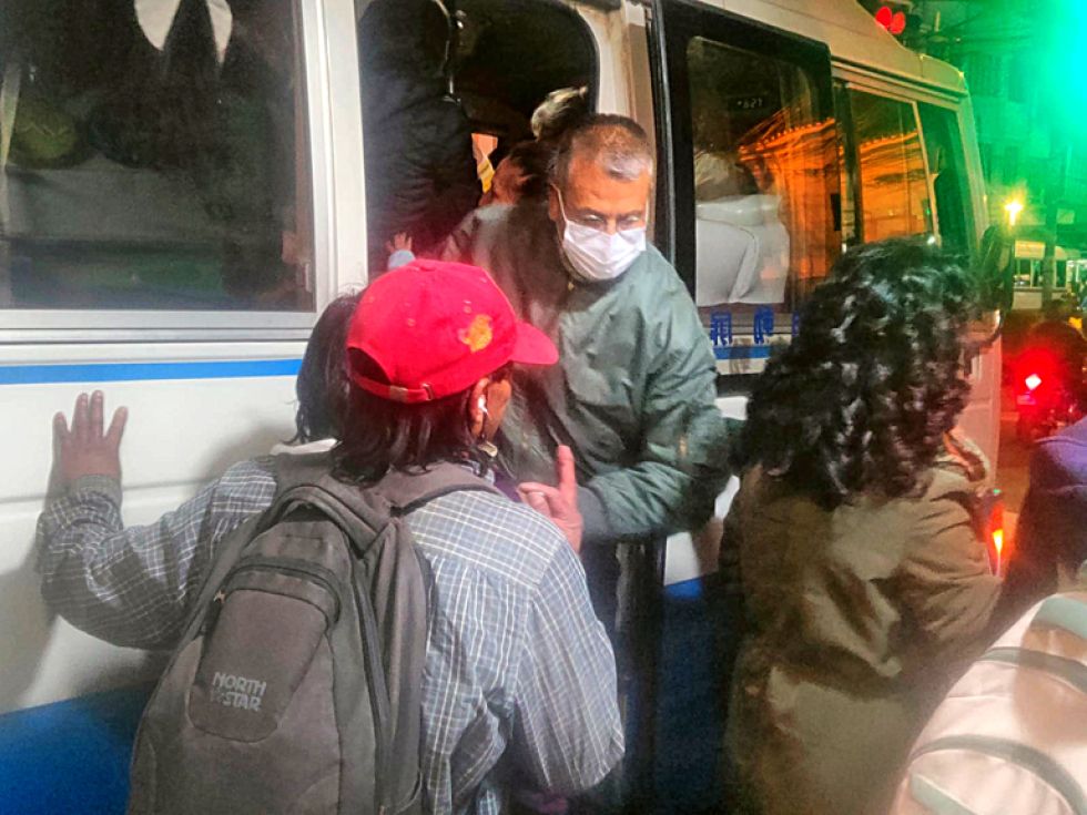 TRANSPORTE. Usuarios intentan abordar un micro repleto de pasajeros en la Hernando Siles.