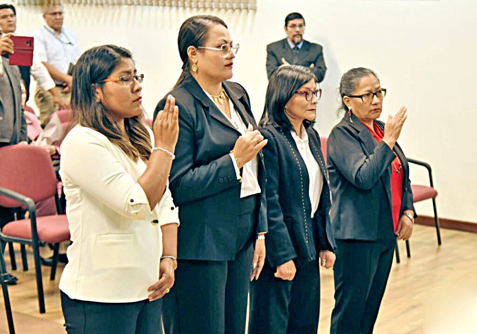 ACTO. Rosa Barriga (primera de la derecha) fue posesionada como jueza de San José de Chiquitos.