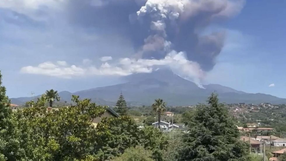 El Etna, el mayor volcán activo de la placa europea y situado en la isla italiana de Sicilia (sur), ha entrado nuevamente en erupción con fuertes explosiones.