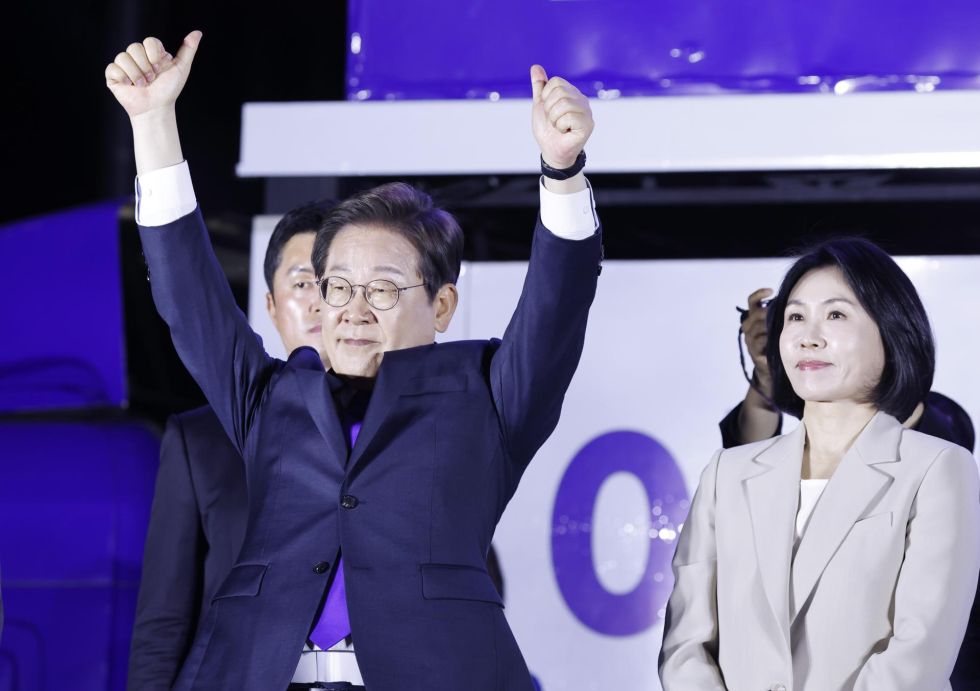 Lee Jae Myung (izq.), del Partido Demócrata, y su esposa Kim Hye-kyung (der.), celebran tras ganar las elecciones presidenciales.
