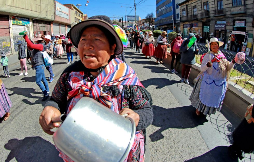 LA PAZ. Vecinos de El Alto y gremialistas protestan por el alza de precios en la canasta familiar.