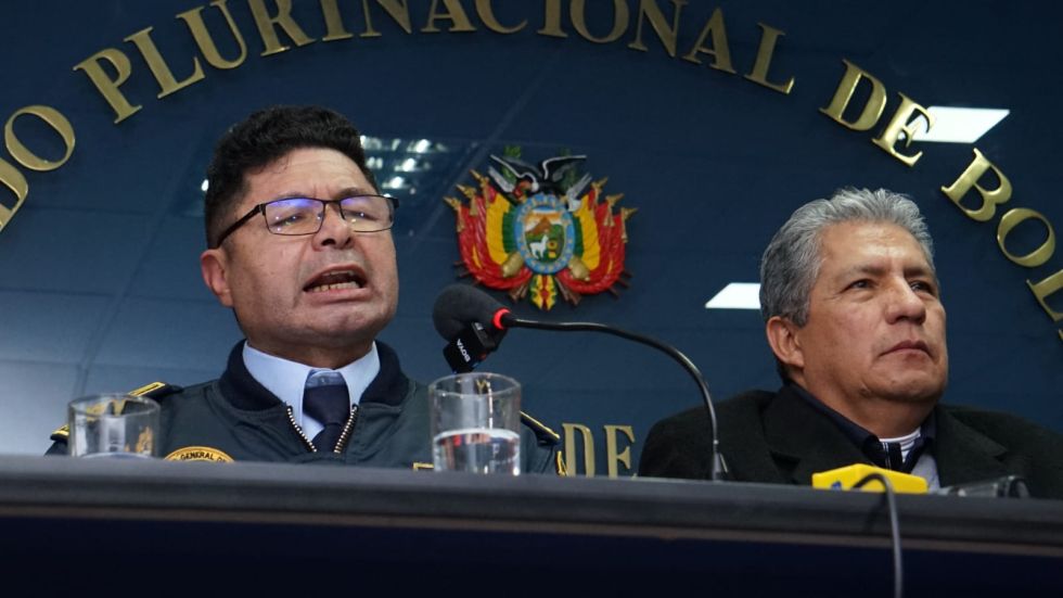 El comandante en Jefe de las Fuerzas Armadas, general Gerardo Zabala (i) y el ministro de Defensa, Edmundo Novillo.
