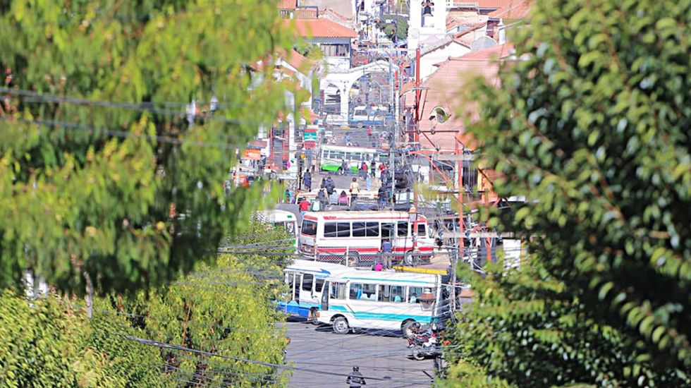 PROTESTA. Unidades del Sindicato San Cristóbal bloqueando la calle Aniceto Arce y vías aledañas.