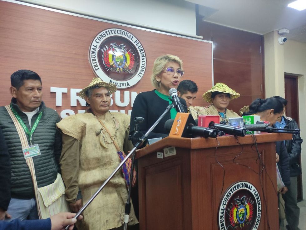 SUCRE. La conferencia de prensa de este martes de la magistrada Isidora Jiménez y los indígenas.