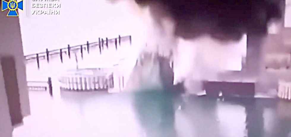 HOSTILIDAD. Las fuerzas ucranianas usaron explosivos submarinos para dañar la estructura.