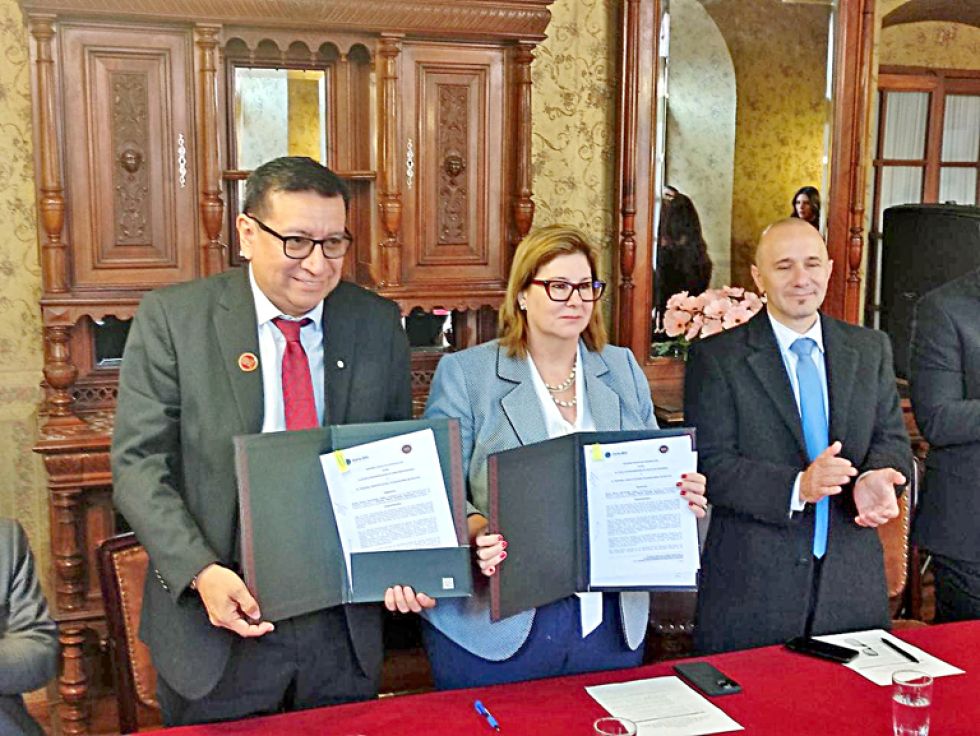 CONVENIO. El Presidente del TCP, la Presidenta de la Corte IDH y el juez Diego Moreno, este martes.