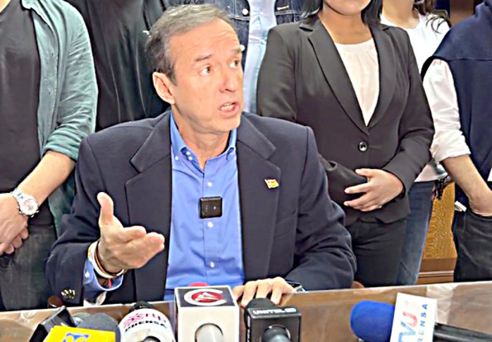 CANDIDATO. El expresidente Jorge Tuto Quiroga, en una declaración ante la prensa.
