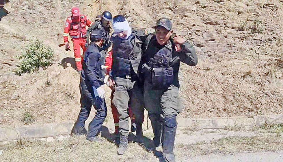 CHOUES. El segundo día de bloqueos ‘evistas’ dejó 13 efectivos heridos y una policía secuestrada –luego rescatada – en la vía entre Cochabamba y Oruro.