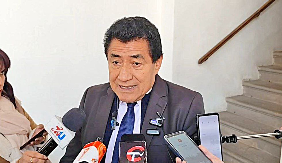 UNIVERSIDAD. El rector Walter Arízaga ante los medios de prensa este miércoles.