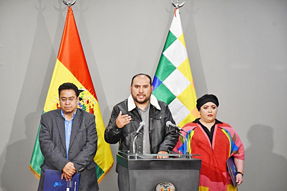 LA PAZ. Los ministros César Siles, Roberto Ríos y María Nela Prada en la conferencia de anoche.