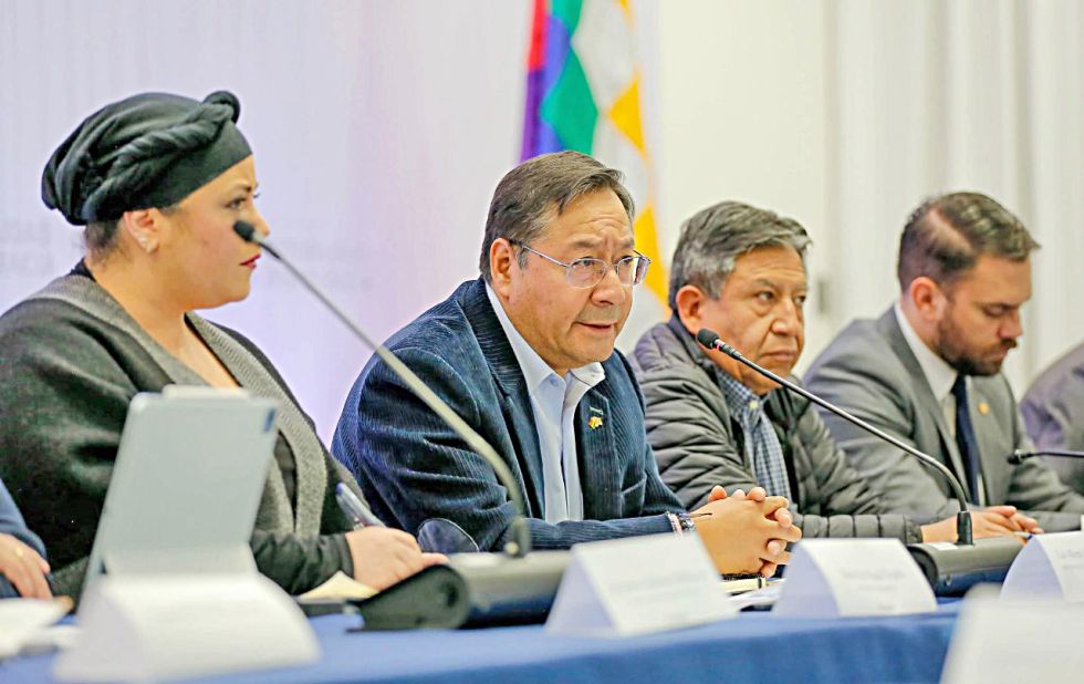 PRESIDENTE. Luis Arce (centro) junto a la ministra María Nela Prada, el vicepresidente David Choquehuanca y el ahora exministro Del Castillo, en marzo.