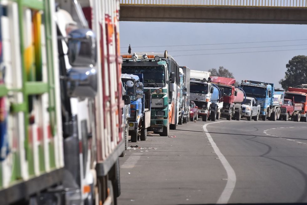 Bloqueo y perjuicio en la carretera antigua a Santa Cruz por los bloqueos que cercan a Cochabamba.
