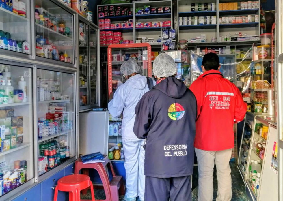 CONTROL. Personal del Sedes, Defensoría del Pueblo y Odeco de la Alcaldía en una farmacia de Sucre.
