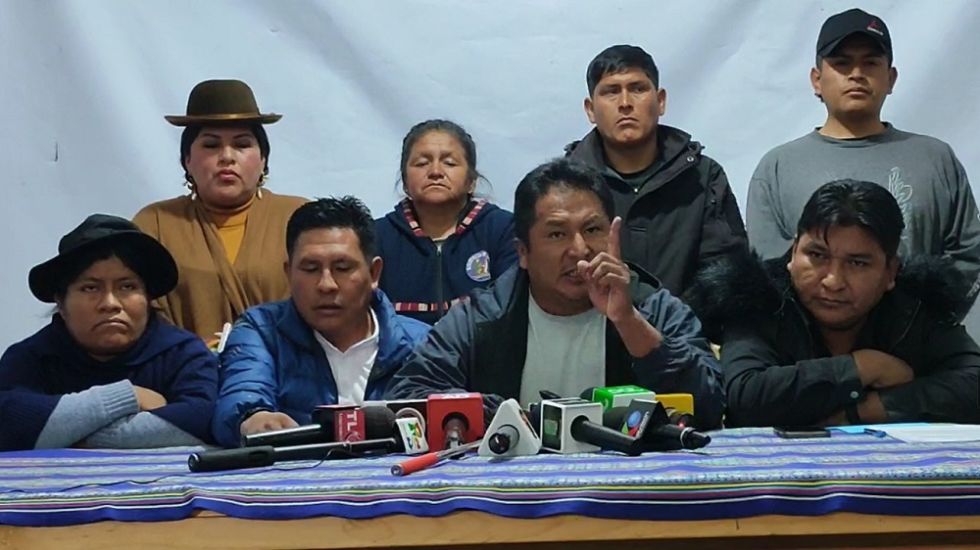 El dirigente de los Interculturales (afines al evismo), Enrique Mamani, pide que el Gobierno se vaya.
