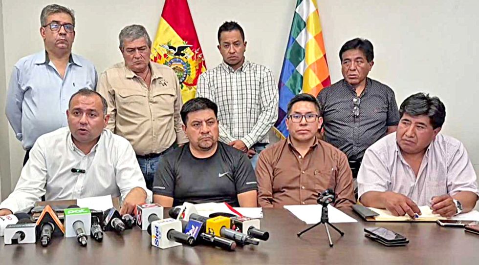 ANUNCIO. Representantes del sector ganadero y los ministros de Estado, en su conferencia de prensa.