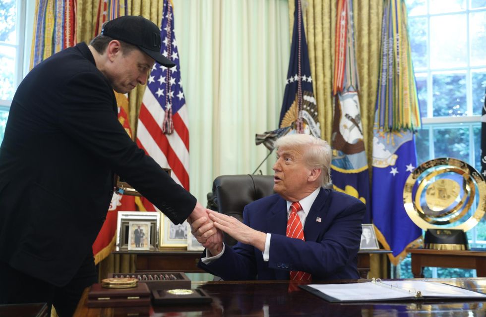 El presidente de Estados Unidos, Donald Trump (d) y Elon Musk, dándose la mano, en un encuentro reciente.