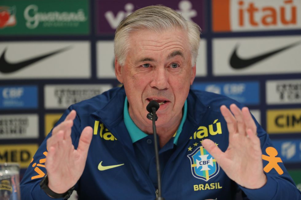 El entrenador de la selección de Brasil, Carlo Ancelotti, habla durante una rueda de prensa este miércoles, en Guayaquil