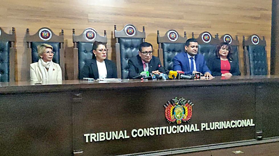 SUCRE. La conferencia de prensa ofrecida este jueves por cinco magistrados del TCP.