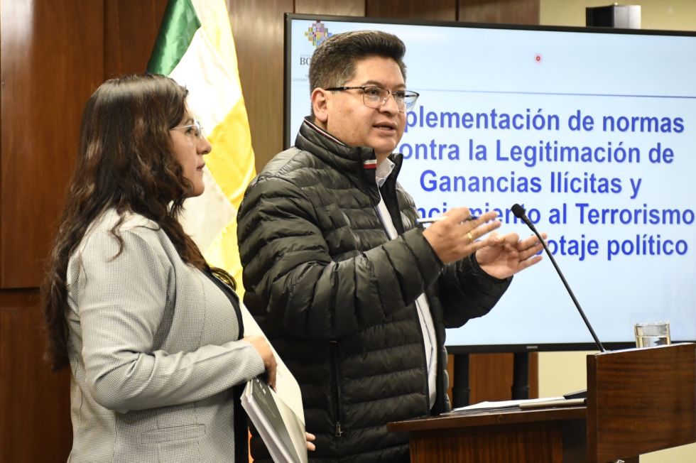 LA PAZ. La directora de la UIF, Pamela Troche, y el ministro Marcelo Montenegro, este jueves.