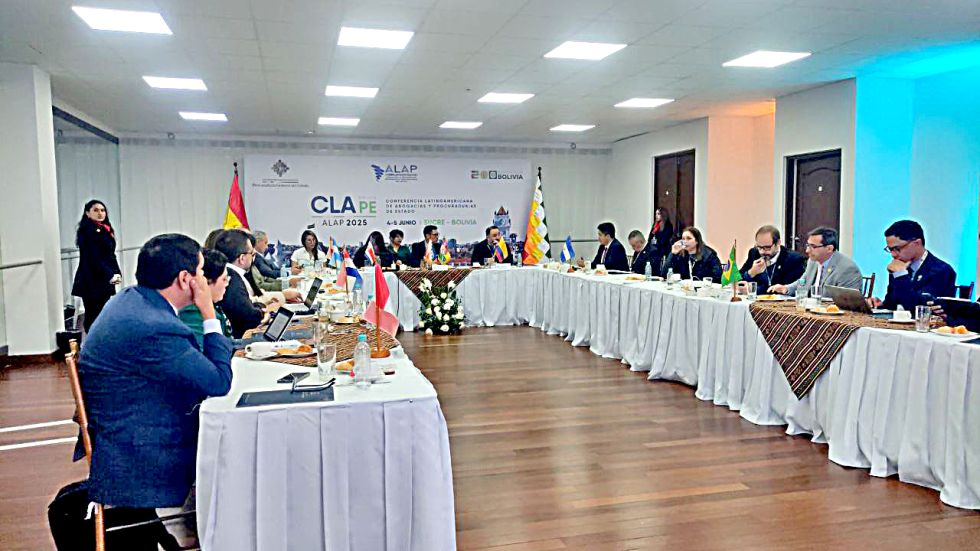 SUCRE. Procuradores de 10 países durante la sesión en La Sombrerería, este jueves.