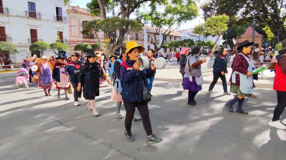 PROTESTA. La marcha de cacerolas vacías del sector gremial por la plaza central, este jueves.