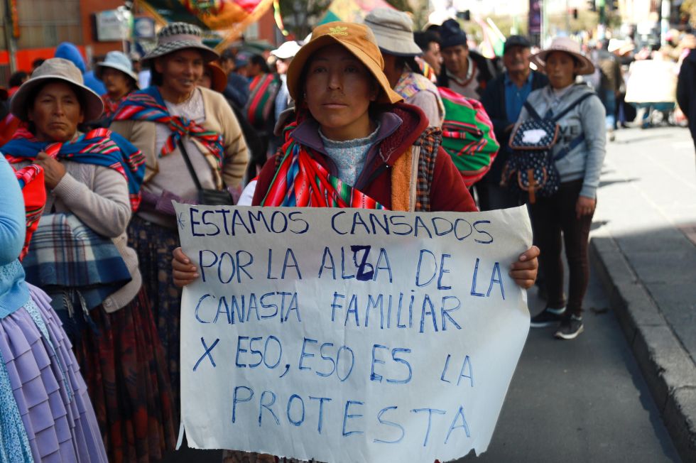 Una manifestante sostiene un cartel durante una protesta este lunes, en La Paz.