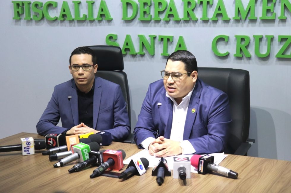 El fiscal general del Estado, Roger Mariaca (d), este lunes, durante una conferencia de prensa.