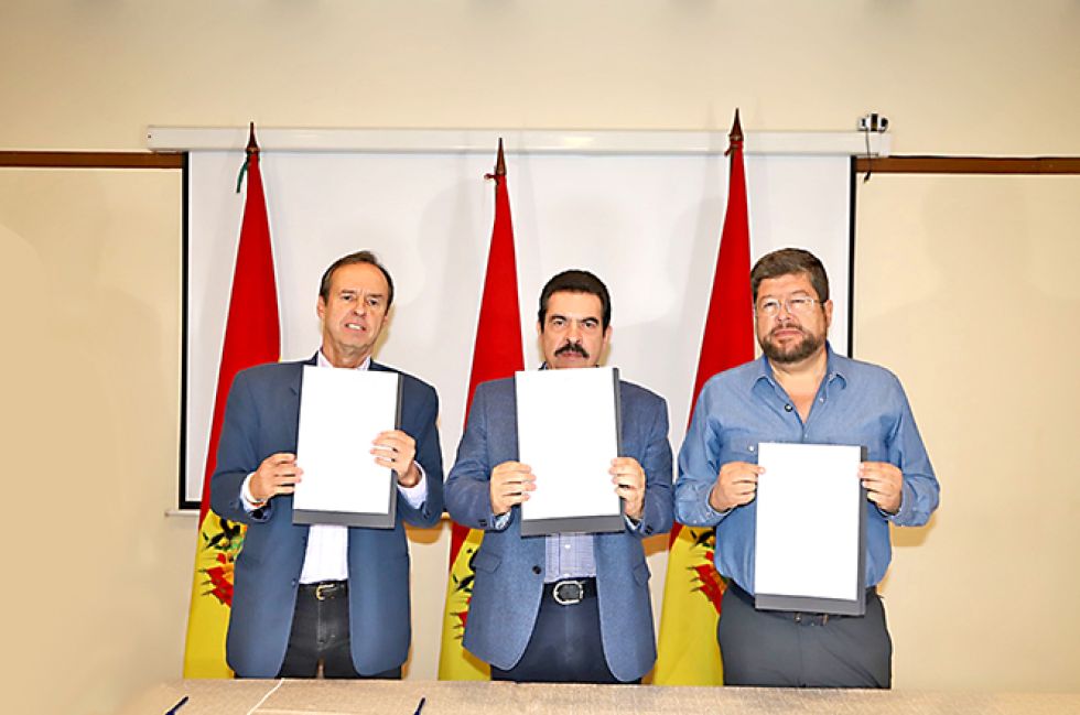 COCHABAMBA. Jorge Tuto Quiroga, Manfred Reyes Villa y Samuel Doria Medina tras firmar el acuerdo, este domingo.