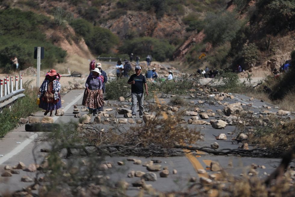 Seguidores del expresidente Evo Morales bloquean una de las vías que une el oriente con el occidente boliviano este lunes, en Parotani.