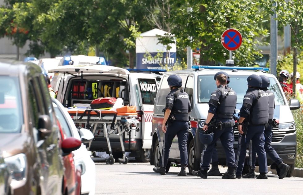 olicías y personal médico a las afueras del instituto Dreierschützengasse tras un tiroteo en Graz (Austria).