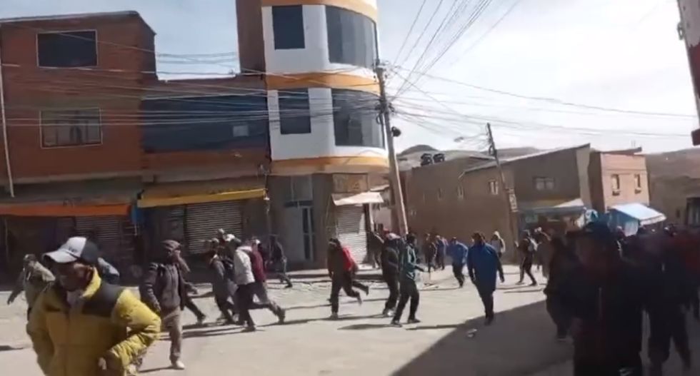 Una imagen de los momentos de tensión que se vivió más temprano en Llallagua.