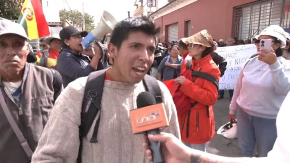 El manifestante que este martes amenazó con la quema de medios de comunicación, en Cochabamba.