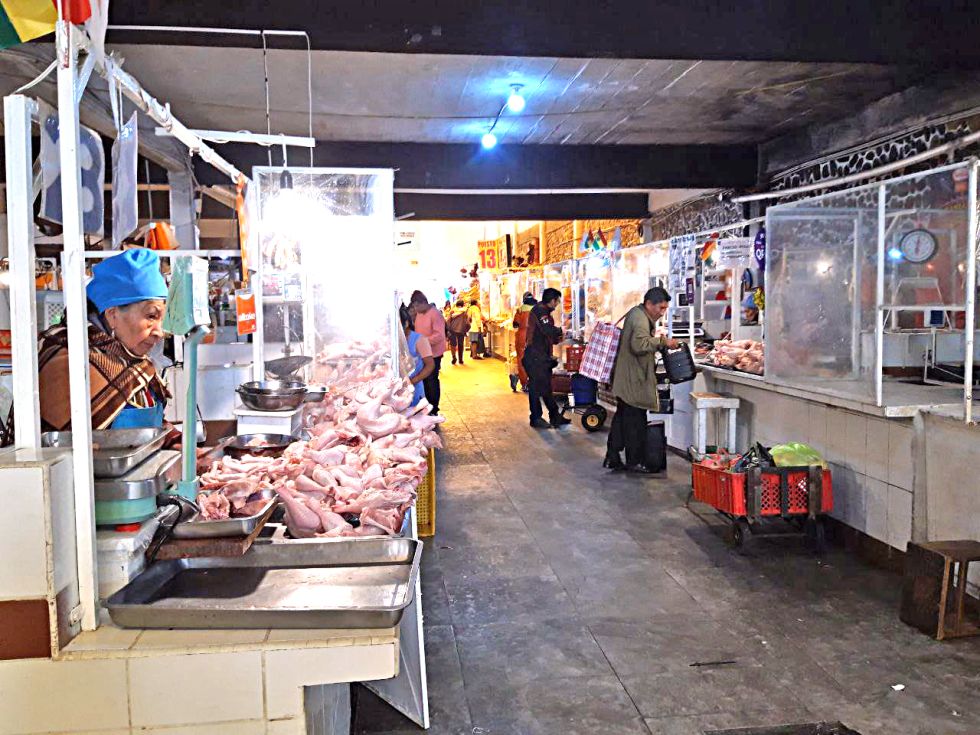 SUCRE. Este era el panorama la mañana de este martes en la sección pollos de Mercado Central.