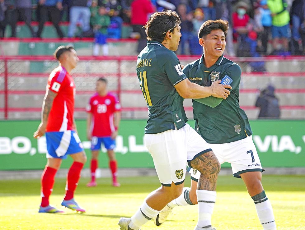La celebración de los jugadores nacionales después del gol de Miguel Terceros ayer, en el estadio de Villa Ingenio.