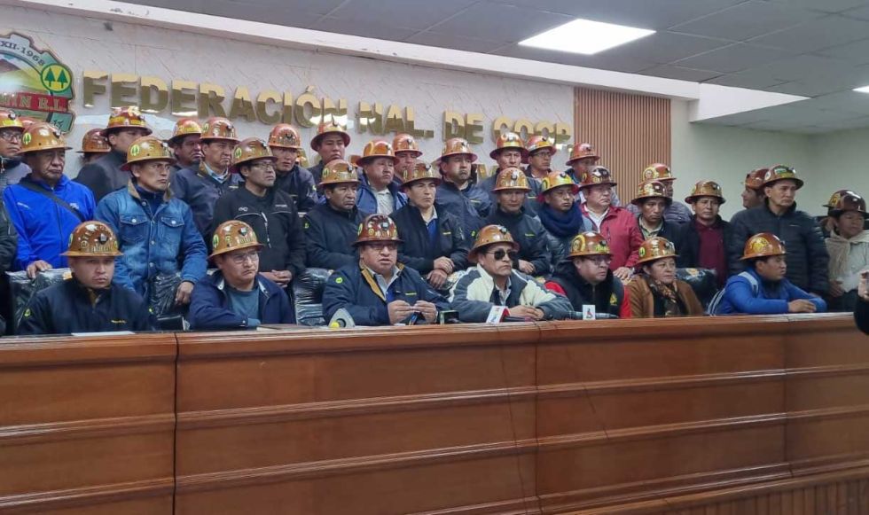 Los representantes de la Federación Nacional de Cooperativas Mineras (Fencomin), durante su conferencia de prensa.