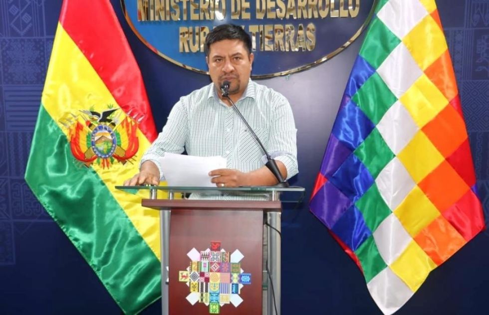 LA PAZ. Yamil Flores, ministro de Desarrollo Rural y Tierras, en conferencia de prensa.