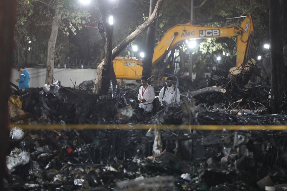 Funcionarios inspeccionan el lugar del accidente aéreo cerca del Aeropuerto Internacional Sardar Vallabhbhai Patel en Ahmedabad, Gujarat, oeste de la India.