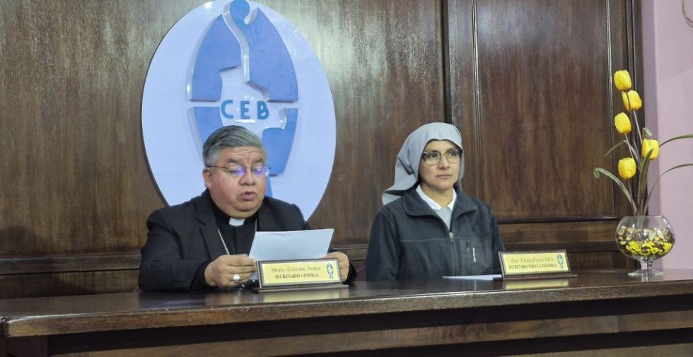El secretario general de la CEB, monseñor Giovani Arana, lee un mensaje tras las jornadas de violencia en Llallagua.