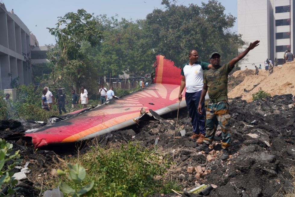 El lugar del accidente aéreo cerca del Aeropuerto Internacional Sardar Vallabhbhai Patel en Ahmedabad, Gujarat, oeste de la India.