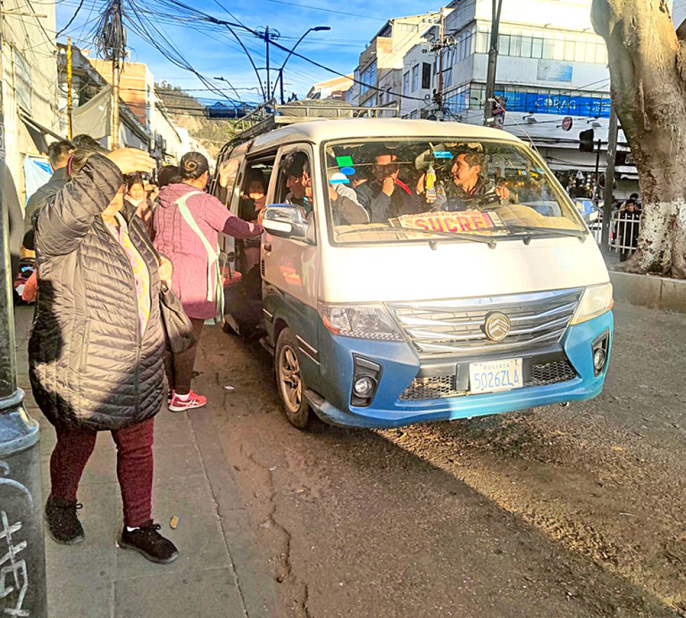 SOLUCIÓN. Un minibús repleto de pasajeros, a punto de partir desde la avenida Hernando Siles.