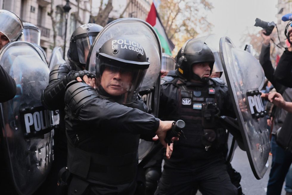 Integrantes de la Policía de Argentina se enfrentan a manifestantes durante una protesta el miércoles, en Buenos Aires.
