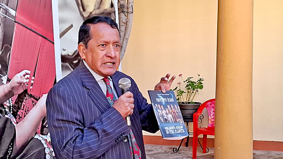 ESTRENO. El escritor e historiador sucrense Fernando Suárez junto a su nueva obra.