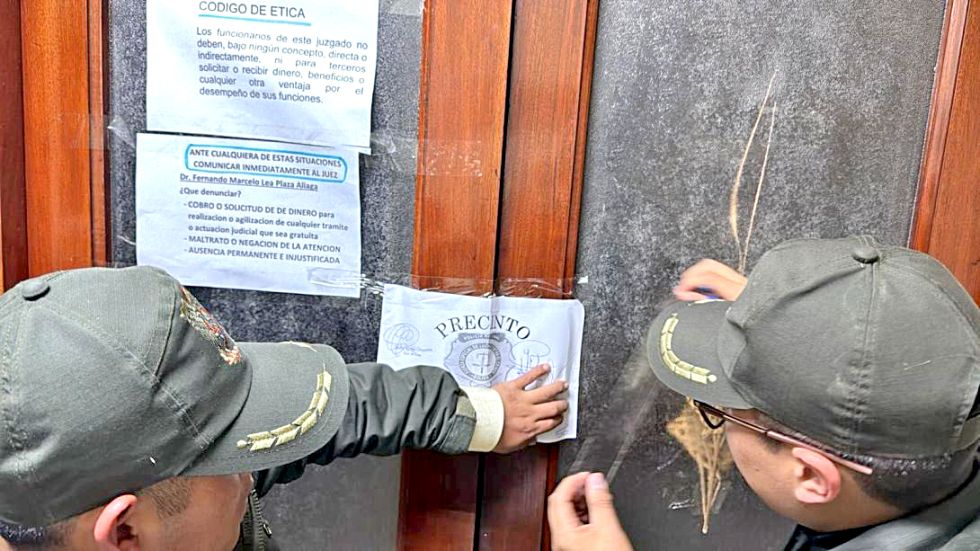 COROICO. La Policía, cuando procedía al precintado de las oficinas del juez Fernando Lea Plaza, antes de la ejecución de la orden de aprehensión.